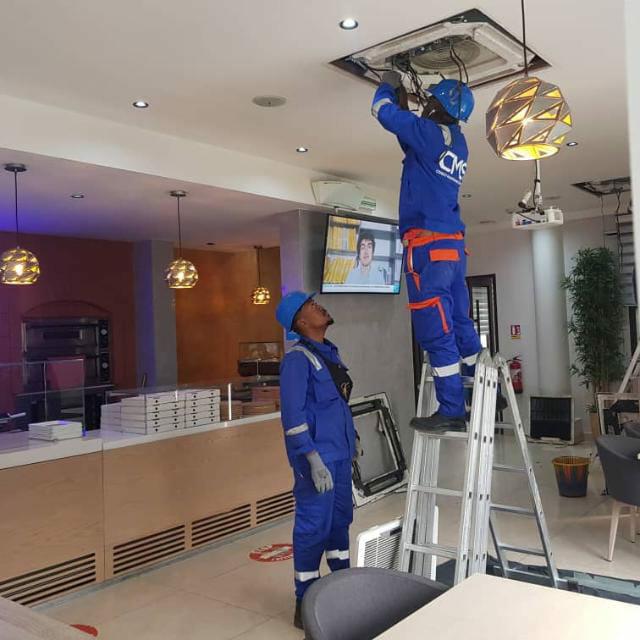 Techniciens CMS en intervention sur unité de climatisation